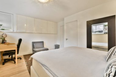 Çalışma odası olan yatak odası.