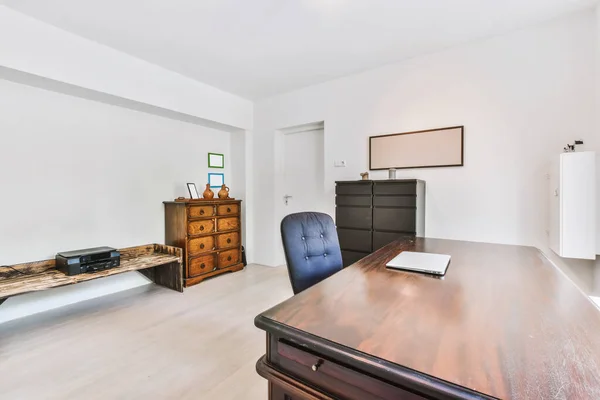 O interior de uma bela sala de trabalho com uma mesa de madeira sólida — Fotografia de Stock