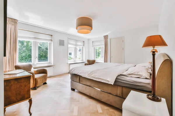 Het interieur van een mooie slaapkamer met een zacht tweepersoonsbed — Stockfoto