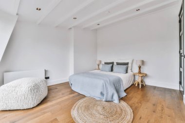 Yumuşak yataklı şık bir yatak odası.