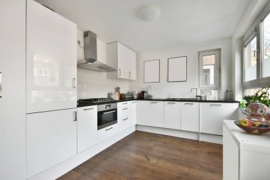 Beyaz mobilyalı kompakt mutfak