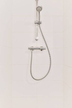 Seçkin bir duş kabininin içi.
