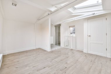 Parke zemini olan rahat bir odanın içi.