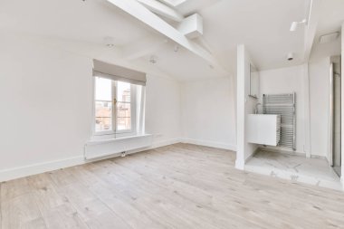 Parke zemini olan rahat bir odanın içi.