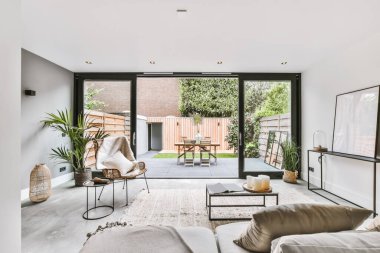 Bej kanepeli şık bir yaşam alanı.