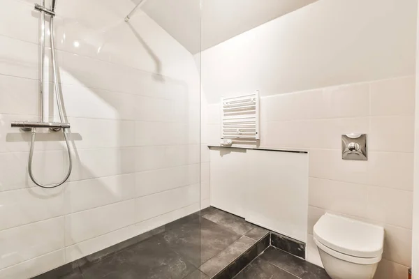 浴室内のシャワーキャビンとトイレ — ストック写真