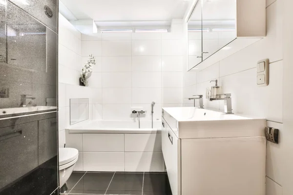 Bathroom interior with bathtub and double sink — Stock Photo, Image
