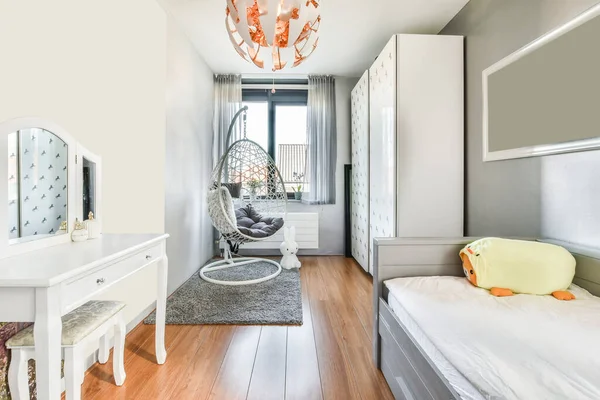큰 옷장 과 편안 한 안락의자가 있는 침실 — 스톡 사진