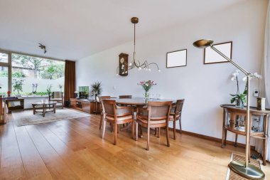 Ahşap mobilyaları olan hoş bir yemek odası.