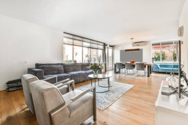 Modern bir dairede parlak ferah bir oturma odası.