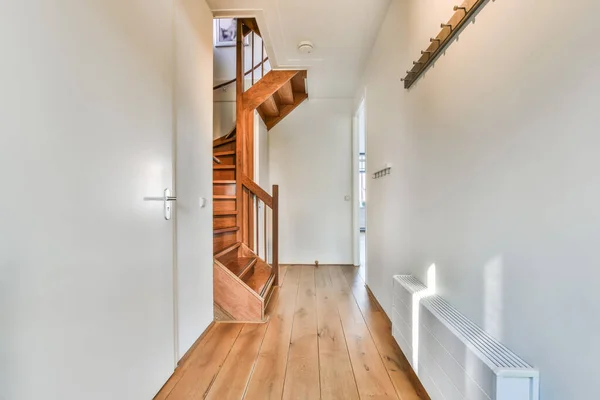有木制螺旋楼梯的狭窄走廊 — 图库照片