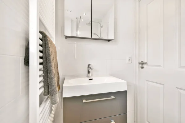Banyo modern bir evde — Stok fotoğraf