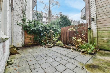 Arka bahçe içi, dağınık avlu.