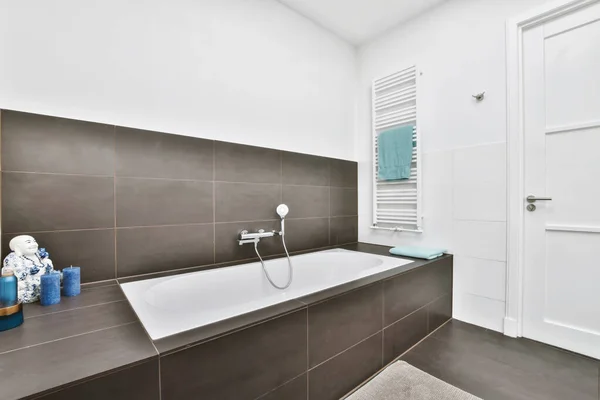 Banyo minimalist tarzda ve rahat bir küveti var. — Stok fotoğraf