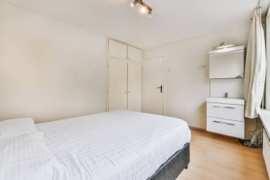 Yumuşak yataklı muhteşem bir yatak odası.