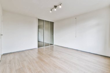 Parke zemini olan boş bir oda.