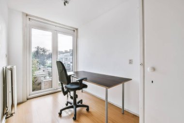 Masası olan muhteşem bir oda.