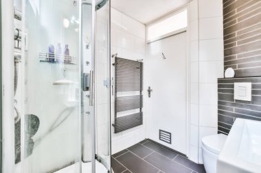 Duşu olan muhteşem bir banyo.