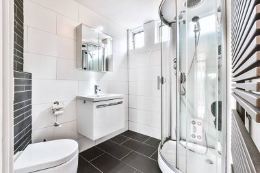 Duşu olan muhteşem bir banyo.