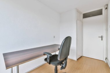 Masası olan muhteşem bir oda.