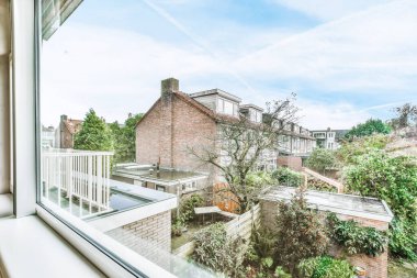 Pencereden evin avlusuna muhteşem bir manzara.