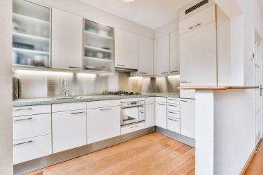 Ahşap zemini olan muhteşem bir mutfak.