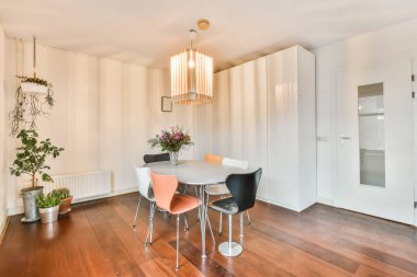 Şık bir yemek odası.