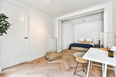 Modern bir evde geniş bir yatak odası.