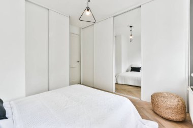 Modern bir evde büyük yataklı bir yatak odası.