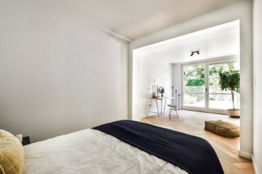 Modern bir evde geniş bir yatak odası.