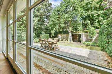 Pencereden arka bahçeye bak.