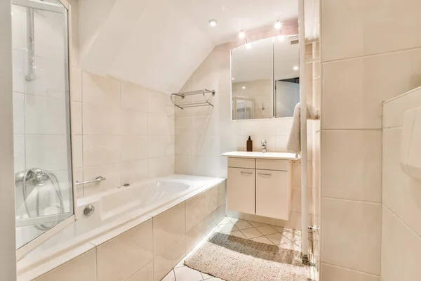 Ванна кімната зі стінами м'якотілої плитки — стокове фото