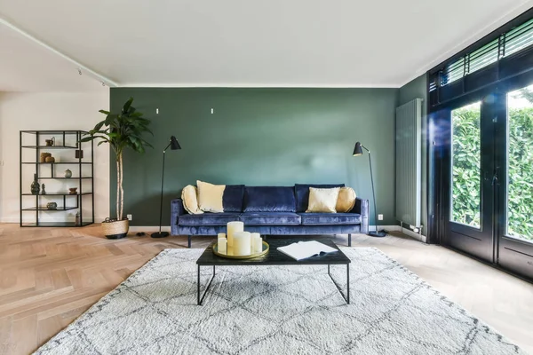 Sala de estar com um interior moderno — Fotografia de Stock
