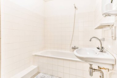 Beyaz duvarları olan güzel bir banyo.