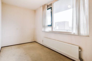 Açık renkli duvarları olan güzel bir oda.