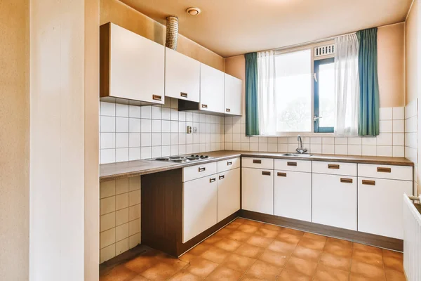 Lovely kitchen with brown tiled floor