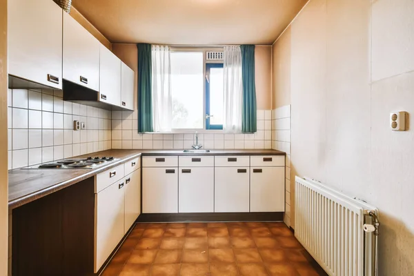 Mooie keuken met bruine tegelvloer — Stockfoto