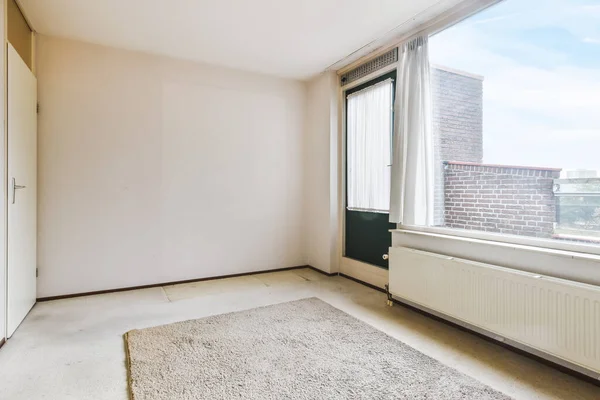 Een mooie lege kamer met een houten deur — Stockfoto