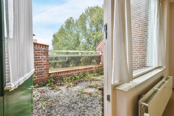 Mooi balkon met groen op de vloer — Stockfoto