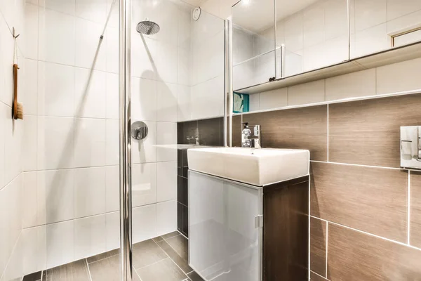 L'interno di un bagno in una casa moderna — Foto Stock