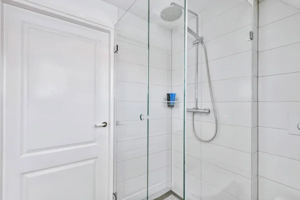 Lindo banheiro com chuveiro e prateleira — Fotografia de Stock