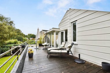 Siyah güneş yataklı rahat balkon