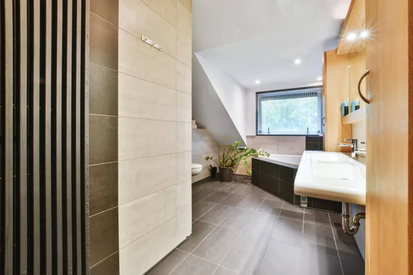 Banheiro acolhedor com uma grande banheira — Fotografia de Stock