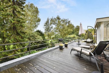 Siyah güneş yataklı rahat balkon