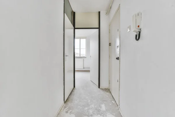 Un couloir attrayant avec des murs clairs — Photo