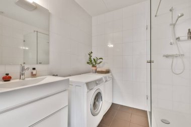 Modern bir evin içindeki banyo.