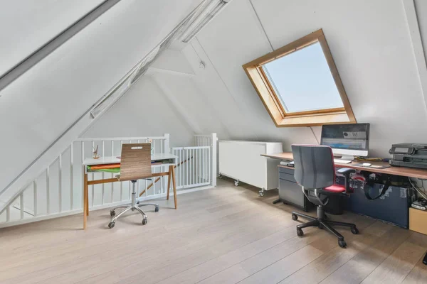 Amplio espacio de trabajo en una casa moderna —  Fotos de Stock