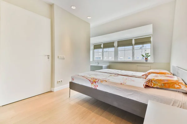 Dormitorio interior con una cama doble —  Fotos de Stock