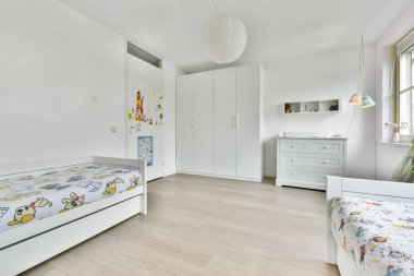 Bir çocuk odasının içi.