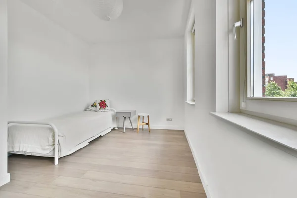 Un pequeño dormitorio en un estilo minimalista —  Fotos de Stock